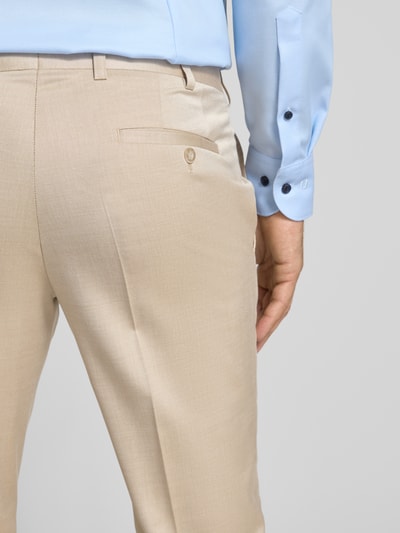 Männermodel trägt Anzughose mit französischen Eingrifftaschen und Bügelfalte von Wilvorst, Viskose-Mix mit Schurwolle-Anteil, Gesäßleistentasche, Knopf-Reißverschluss, Straight Fit, beiger Anzug-Stoff, Nahaufnahme Rückansicht.