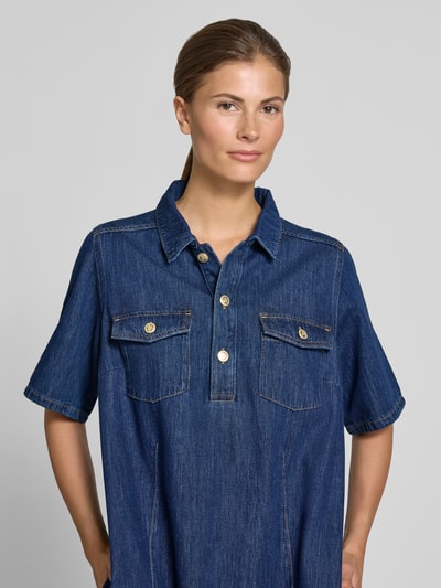 Frauenmodel trägt Knielanges Jeanskleid mit Brusttaschen Modell 'Biba East' von MOS MOSH, Reine Baumwolle, Straight Fit, Kentkragen, kurze Knopfleiste, Nahaufnahme Oberkörper.