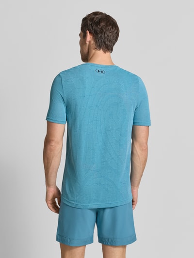Mannenmodel draagt Funktionsshirt met Logo Model 'Vanish Seamless Novelty' van Under Armour in blauw met textuur, regular fit, ronde hals, ruglengte bij maat M 72 cm, rugaanzicht, Ganzkörperansicht Rückansicht.