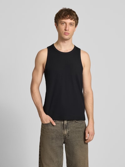 Männermodel trägt Slim Fit Tank Top aus Baumwoll-Mix von Marc O'Polo Denim, unifarbenes Rippstrick, Rundhalsausschnitt, Ganzkörperansicht von vorne