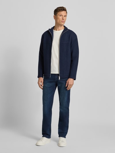 Männermodel trägt Regular Fit Jeans mit Eingrifftaschen von MCNEAL, dunkles Blau, Baumwoll-Elasthan-Mix, Ganzkörperansicht von vorne.
