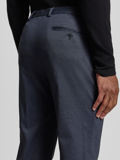 Männermodel trägt Straight Fit Stoffhose mit Baumwoll-Anteil von HECHTER PARIS, grauer Stoff, Gesäßtasche, Detailaufnahme Rückansicht. Elastischer Material-Mix, Knopf- und Reißverschluss, Eingriff- und Gesäßtaschen, Bundweite 45 cm, Innenbeinlänge 85 cm.