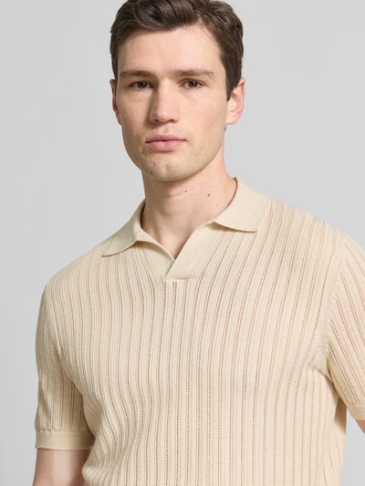 Męski model nosi Slim Fit Poloshirt mit V-Ausschnitt von Profuomo, mieszanka bawełny i lnu, kołnierzyk polo, dekolt w serek, krój slim fit, długość tyłu w rozmiarze M: 67 cm, kremowe pionowe prążki, nadany miękki wygląd, zbliżenie na górną część ciała.