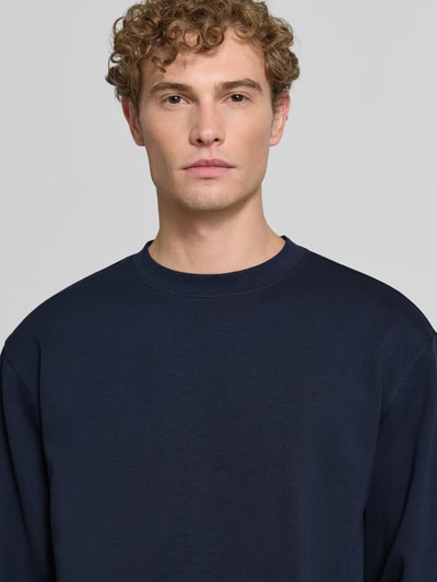 Mannenmodel draagt donkerblauwe slim fit pullover uit pure katoen 'TOM' van Selected, heren sweatshirt, close-up bovenlichaam