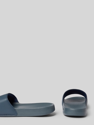 Produktfoto, Badeschuhe mit Logo Print Modell 'SERVE SLIDE' von Lacoste, Optik: Unifarben, Schuhspitze: abgerundet, Absatzform: flach, Applikation: Logo-Print, Verschluss: Schlupf/offen, Sohle: strukturiert