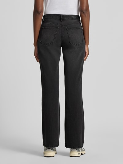 Frauenmodel trägt Bootcut Jeans aus Baumwoll-Mix Modell 'ASTA' von Vero Moda, schwarze Twill-Textur, 5-Pocket-Design, Ganzkörperansicht Rückansicht