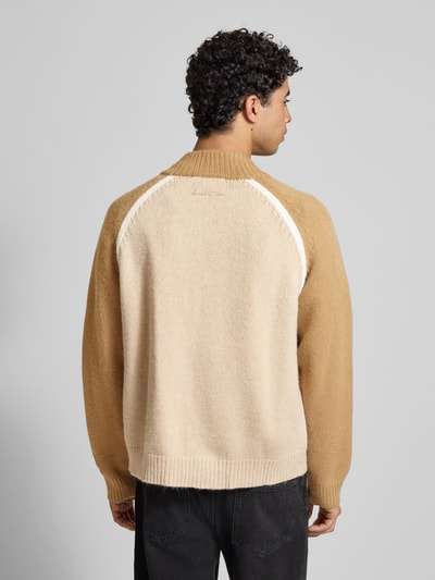 Männermodel trägt Strickjacke mit Reißverschluss von ANOTHER COTTON LAB, Material-Mix, Regular-Fit, Rückansicht, neutrale Farben. Ganzkörperansicht Rückansicht.