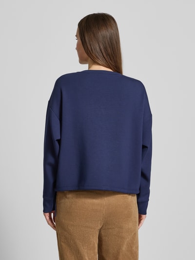 Frauenmodel trägt Sweatshirt mit Bändel und Frontprint von Christian Berg Woman, dunkelblau, Modal-Mix, Oversized, Rundhalsausschnitt, Ganzkörperansicht Rückansicht.