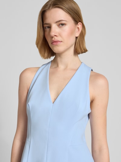 Frauenmodel trägt Regular Fit Kleid mit Naht-Details Modell 'KELILA' von HUGO in Optik: Unifarben, V-Ausschnitt, Reißverschluss, Ärmelform: Ohne, Nahaufnahme Oberkörper