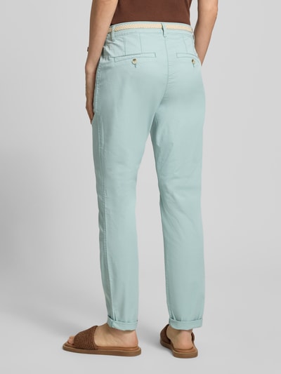 Kobiece model prezentuje 'Slim Fit Chino aus Baumwoll-Mix' od Tom Tailor, bawełniany krój slim fit, jasnoniebieski, pasek, kieszenie, widok całej sylwetki z tyłu.