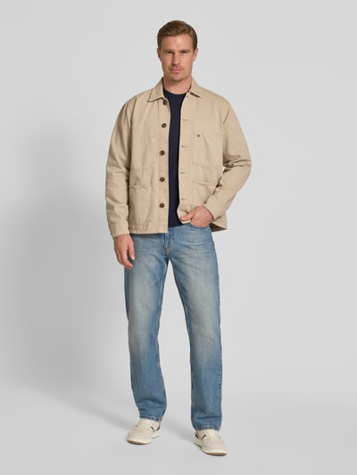 Männermodel trägt Regular Fit Hemdjacke aus reiner Baumwolle von Tommy Hilfiger in Optik: Unifarben, Rigid Denim, Ganzkörperansicht von vorne.