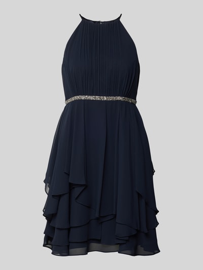 Produktfoto, Cocktailkleid mit Nahtreißverschluss von Jake*s Cocktail, dunkelblau, taillierter Schnitt, Rundhalsausschnitt, blickdichtes Unterkleid, dekorativer Taillengürtel, Rückenlänge 92 cm bei Größe 36, Brustweite 33 cm bei Größe 36, fließende Textur mit mehrlagigem Rock.