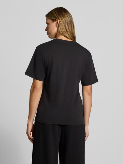 Frauenmodel trägt Relaxed Fit T-Shirt aus reiner Baumwolle von PUMA in Schwarz, glatte Struktur, Ganzkörperansicht Rückansicht, Damen T-Shirt von PUMA.