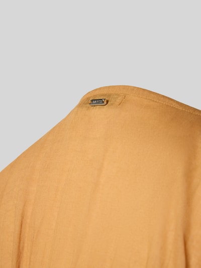 Frauenmodel trägt Strandkleid mit V-Ausschnitt Modell 'Mundoly' von Barts aus Reine Baumwolle, Label-Detail sichtbar, Detailaufnahme.