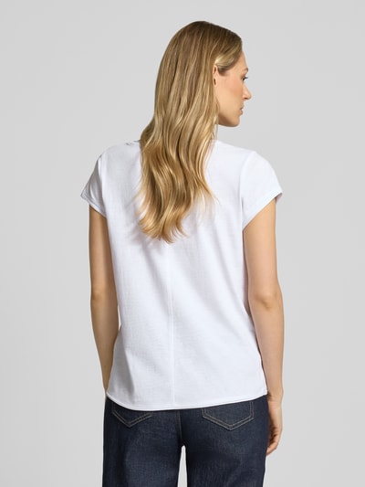 Vrouwenmodel draagt T-Shirt met V-hals van Christian Berg Woman in wit, regular fit, puur katoen, rolzoom, ruglengte 59 cm, volledig rugaanzicht.