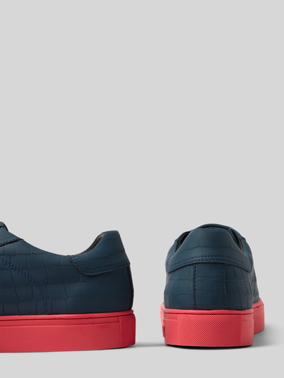 Produktfoto, Sneaker mit Logo-Applikation Modell 'Essence' von Hide&Jack für Herren, dunkelblau mit Schlangenmuster, rote Sohle, abgerundete Passform, Absatzhöhe 3 cm, Schafthöhe 7 cm, Schaftweite 10 cm