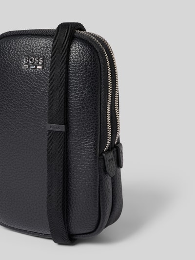 Produktfoto, Umhängetasche in Leder-Optik Modell 'Ray EVO_Phone Holder' von BOSS, schwarze Farbe, strukturierte Oberfläche, Herren Umhängetasche