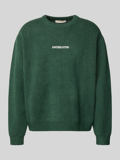 Produktfoto, Strickpullover mit gerippten Abschlüssen von ANOTHER COTTON LAB in Dunkelgrün, Material-Mix, lockerer Schnitt, Rundhalsausschnitt, Label-Stitching