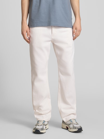 Männermodel trägt Straight Fit Jeans aus reiner Baumwolle Modell 'EDGE' von Only & Sons in Unifarbe, Twill, Ganzkörperansicht von vorne.
