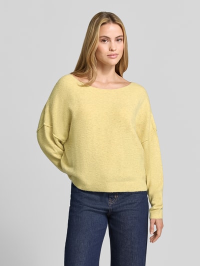 Frauenmodel trägt Relaxed Fit Strickpullover aus Material-Mix mit Leinen-Anteil von American Vintage in zartem Gelb, strukturierte Oberfläche, gerippte Abschlüsse, überschnittene Schultern, Langarm, Rundhalsausschnitt, Damenmodell, Ganzkörperansicht von vorne.
