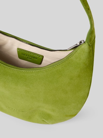 Produktfoto, Hobo Bag mit Logo-Prägung Modell 'RYKER' von LIEBESKIND BERLIN aus weluru w kolorze zielonym, główna przegroda z zamkiem błyskawicznym, pasek na ramię, szerokość w rozmiarze 1: 27 cm, długość w rozmiarze 1: 22 cm, głębokość w rozmiarze 1: 5 cm, długość paska na ramię w rozmiarze 1: 43 cm