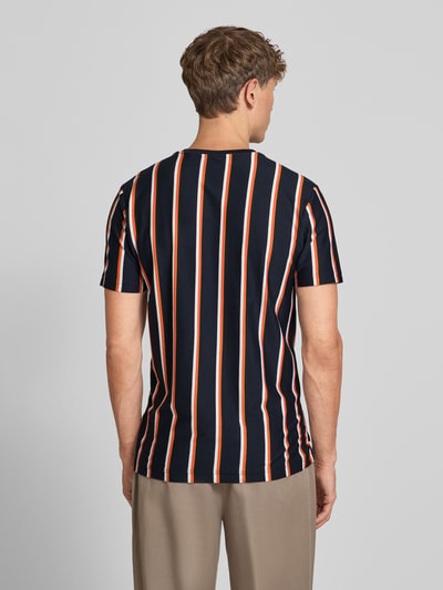 Męski model nosi Regular Fit T-Shirt mit Logo-Stitching von Christian Berg Men z bawełny, okrągły dekolt, długość tyłu 71 cm, widok z tyłu