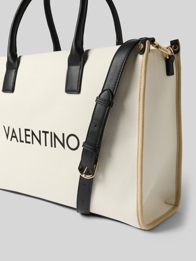 Produktfoto, Handtasche mit Logo Modell 'ACANTHA' von VALENTINO BAGS aus Baumwoll-Viskose-Mix in Beige mit schwarzen Details und Reißverschluss, rechteckige Form, sichtbarer Schulterriemen, Logo-Schriftzug, Kontext: Hauptfach, Breite 41 cm, Länge 31 cm, Tiefe 14 cm, Schulterriemen 128 cm.