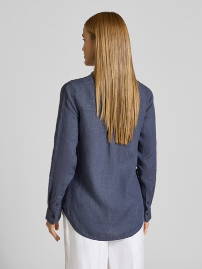 Frauenmodel trägt Leinenbluse mit Label-Detail und Hemdblusenkragen von Fynch-Hatton in Dunkelblau, Regular-Fit, reine Leinen, abgerundeter Saum, Knopfleiste, Rückenlänge bei Größe 36 63 cm, Ärmellänge 62 cm, Ganzkörperansicht Rückansicht.