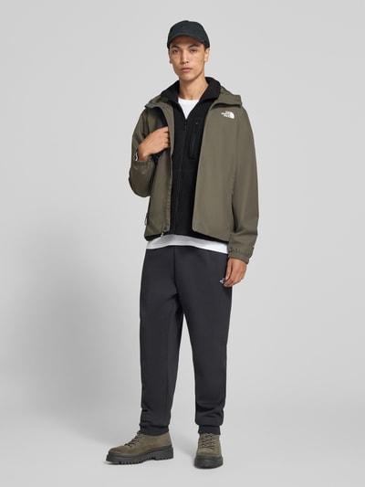 Männermodel trägt Regular Fit Weste mit Logo-Stitching Modell 'Yumiori' von The North Face, Fleece, Stehkragen, Napoleontasche, Ganzkörperansicht von vorne.