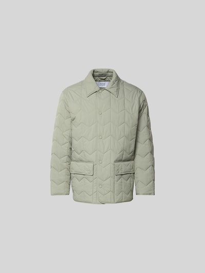 Produktfoto, Regular Fit Jacke in Stepp-Optik von MAISON KITSUNÉ in Hellgrün mit Umlegekragen, Pattentaschen und durchgängiger Knopfleiste, glatte Oberfläche, Rückenlänge 75 cm, Schulterbreite 48 cm, Ärmellänge 62 cm, Stepp-Muster.