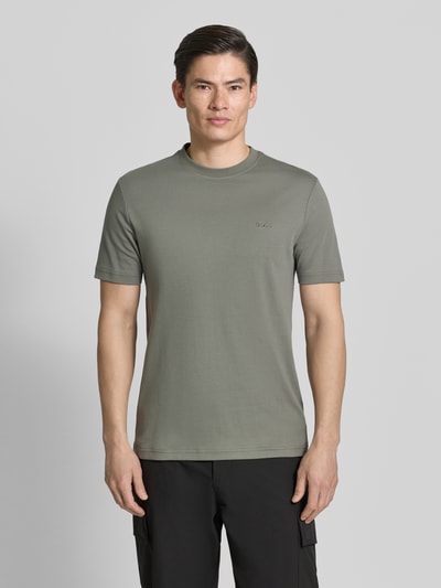 Mannenmodel draagt Regular Fit T-Shirt uit zuivere katoen model 'TE_INTERLOCK' van BOSS Orange, effen groen, label stitching, jersey. Volledige vooraanzicht.