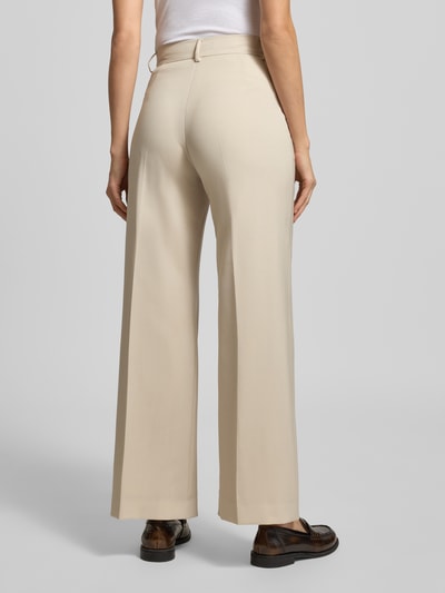 Frauenmodel trägt Wide Leg Bundfaltenhose aus reiner Schurwolle Modell 'CORONE' von Weekend Max Mara in Beige, High Waist, unifarben, Webware, Ganzkörperansicht Rückansicht