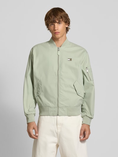Tommy Jeans Regular Fit Bomberjacke mit geripptem Stehkragen Schilf 4