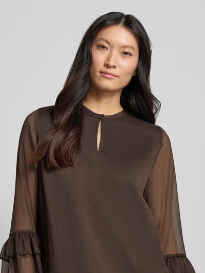 Vrouwenmodel draagt blouse met Volantmouwen van comma, los model, ronde hals met knoopsluiting, sheer bruine stof, blouse met lange mouwen, ruglengte maat 36: 62 cm, mouwlengte maat 36: 55 cm, Nahaufnahme Oberkörper
