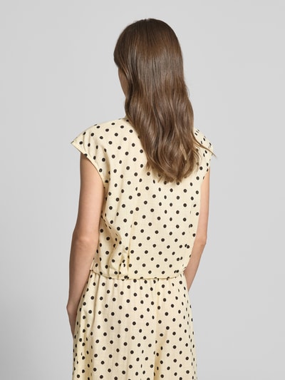 Modelka kobieca nosi Regular Fit Bluse im Allover-Look Modell 'Nada' od My Essential Wardrobe, czysta bawełna, kremowy ze wzorem w czarne kropki, krój regular fit, kołnierz koszulowy, długość tyłu w rozmiarze 36: 49 cm, widok całej sylwetki z tyłu.