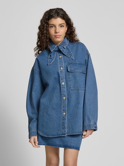 EDITED Oversized Jeanshemdjacke mit Brustpattentasche Modell 'Anisha' Jeansblau 4