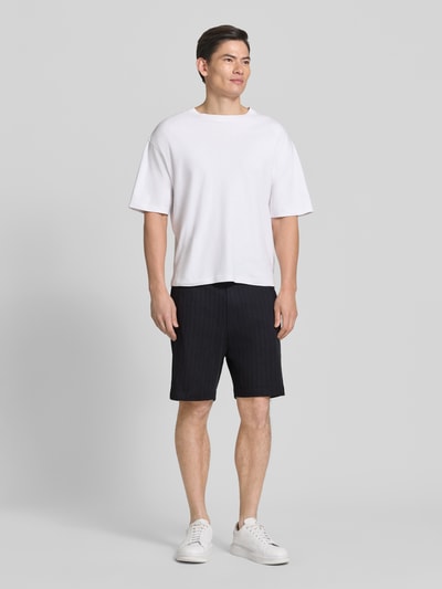 Männermodel trägt Regular Fit Shorts mit Tunnelzug Modell 'JUANITO' von JOOP! Collection aus reiner Baumwolle, Ganzkörperansicht von vorne