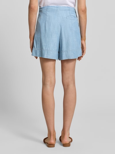 Frauenmodel trägt Skort aus Lyocell-Baumwoll-Mix in Wickel-Optik von JAKE*S STUDIO WOMAN, hellblauer Denim-Look, A-Linie, Ganzkörperansicht Rückansicht.