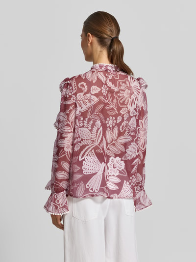 Frauenmodel trägt Bluse mit Rüschenärmeln und Schlüsselloch-Ausschnitt von Oui in Rosa, florales Muster, Gerader-Schnitt, Rückansicht, Ganzkörperansicht Rückansicht. Rückenlänge bei Größe 36: 60 cm, Ärmellänge bei Größe 36: 61 cm.