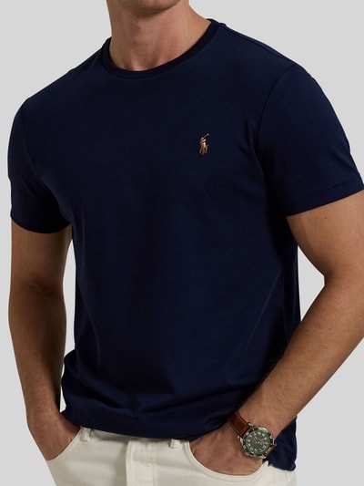 Męski model trägt Slim Fit T-Shirt aus reiner Baumwolle von Polo Ralph Lauren, efekt: jednolity kolor, krój slim fit, wyhaftowane logo, okrągły dekolt, krótki rękaw, bawełna, nahaufnahme oberkörper.