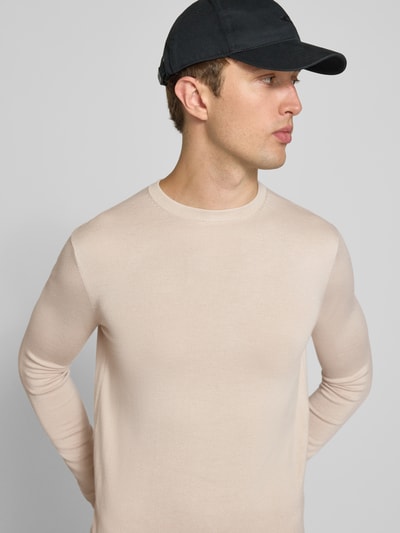 Männermodel trägt Regular Fit Pullover aus Viskose-Mix Modell 'WYLER' von ONLY in Beige, glatte Textur, Nahaufnahme Oberkörper, Herren Pullover von ONLY & SONS