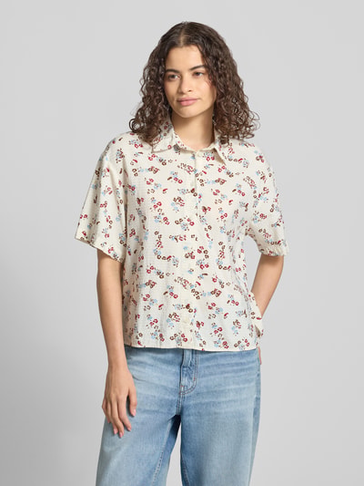 Frauenmodel trägt Regular Fit Kurzarmbluse aus Viskose-Mix von Marc O'Polo DENIM mit floralem Muster, helle Farben, Ganzkörperansicht von vorne.