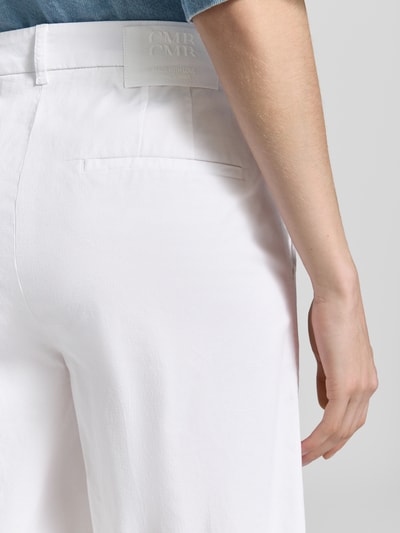 Frauenmodel trägt Regular Fit Bermudas aus Baumwoll-Mix Modell 'STELLA' von Cambio, Optik: Unifarben, Label-Patch, Detailaufnahme