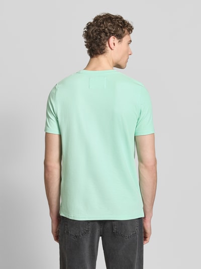 Männermodel trägt Regular Fit T-Shirt mit Logo-Stitching von Fynch-Hatton in Mint, Reine Baumwolle, Rundhalsausschnitt, Rückenlänge 68 cm, Ganzkörperansicht Rückansicht.