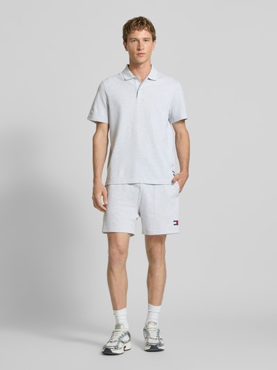 Tommy Jeans Regular Fit Sweatshorts aus Baumwoll-Mix Hellgrau Melange 1