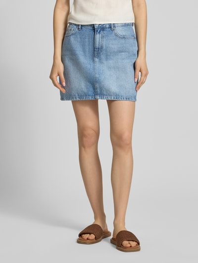 Frauenmodel trägt eng anliegenden Jeansrock aus Bio-Baumwoll-Mix Modell 'STELLA' von Only, Denim-Optik, Mini-Länge, Ganzkörperansicht von vorne.