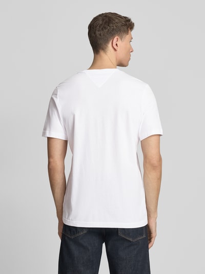 Männermodel trägt Regular Fit T-Shirt aus reiner Baumwolle von Tommy Hilfiger in Optik: Unifarben, Ganzkörperansicht Rückansicht.