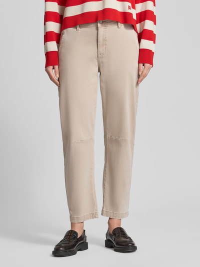 Frauenmodel trägt Jeans mit Gesäßtaschen von Buena Vista in Beige, lockerer Schnitt, Lyocell-Baumwoll-Mix, Ganzkörperansicht von vorne.