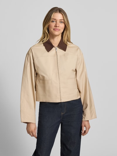 Frauenmodel trägt Jacke mit Reißverschluss Modell 'Herakla' von OPUS in Beige mit braunem Umlegekragen, Lyocell-Baumwoll-Mix, Ganzkörperansicht von vorne.
