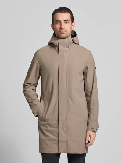 Męski model nosi beżową Parka z kapturem i patkami przy mankietach, Parka mit Ärmelriegeln Modell 'GEORGE' von Didriksons, krój regular fit, dł. tyłu 94 cm, szerokość ramion 45 cm, szerokość w rozmiarze M 55 cm, długość rękawów 67 cm, gładka tekstura, widok całej sylwetki od przodu